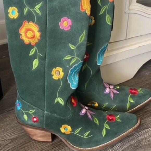 Dingo Shoes - 8 Dingo Green Suede floral flowers embroidered Western boots boho vintage cute